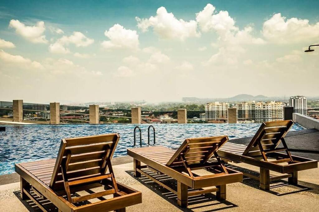 Imperial Residence: Romantic Premium With Infinity Pool Malacca